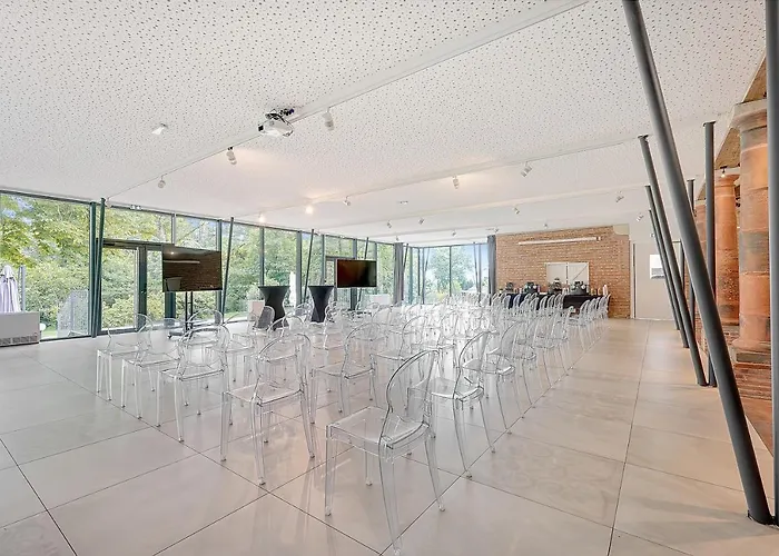 Отель Western Premier Le Domaine De Montjoie